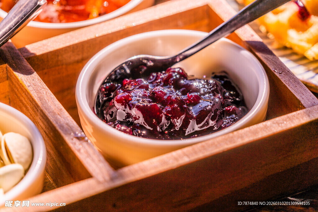 美味紫米粥配精致小菜