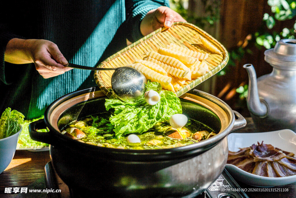 热气腾腾的家庭美味火锅