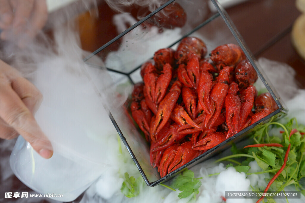液氮中的美味小龙虾
