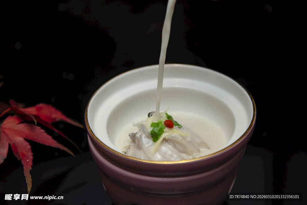 精致汤品正缓缓倒入碗中