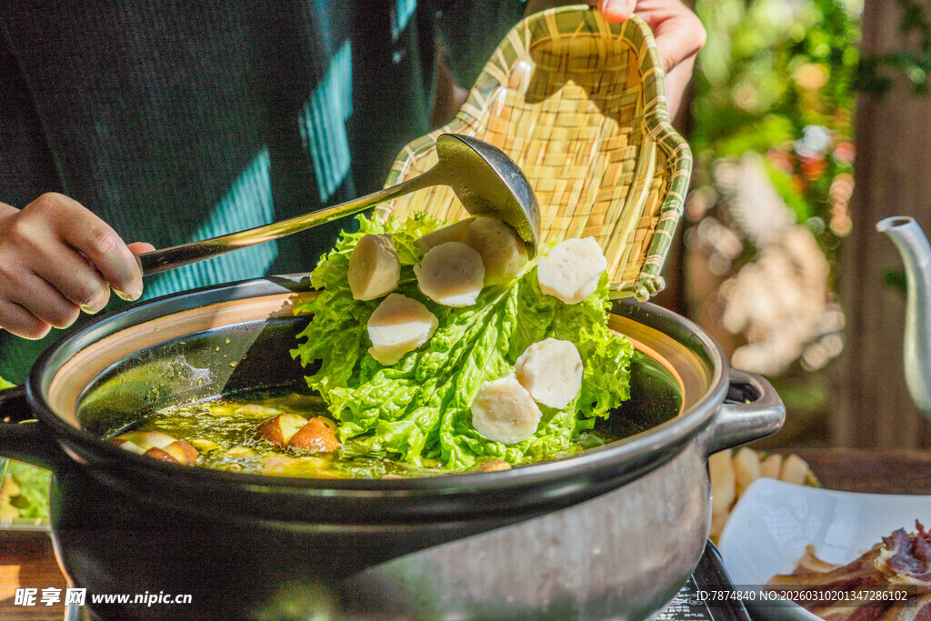 美味火锅食材正下锅