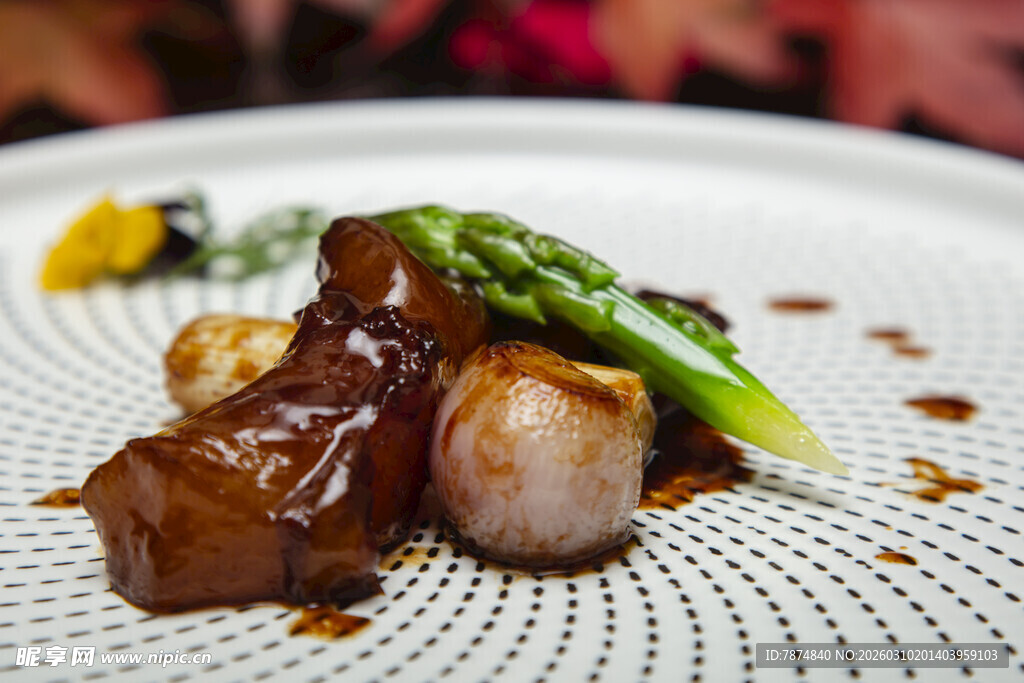 精致摆盘的美味牛排