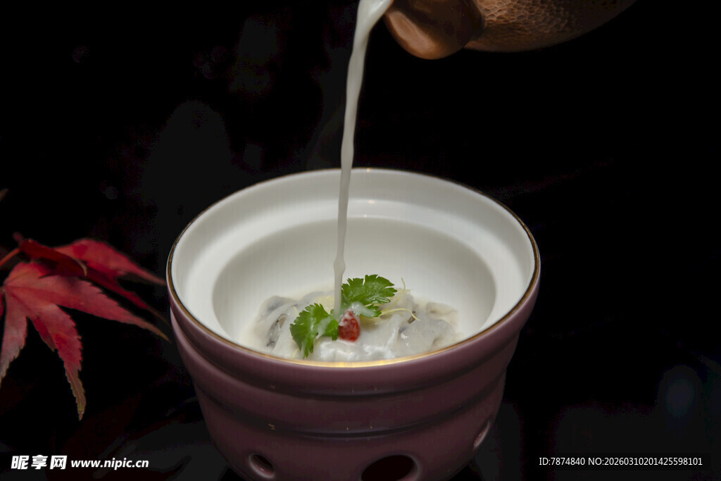 陶瓷杯中倒入饮品的瞬间