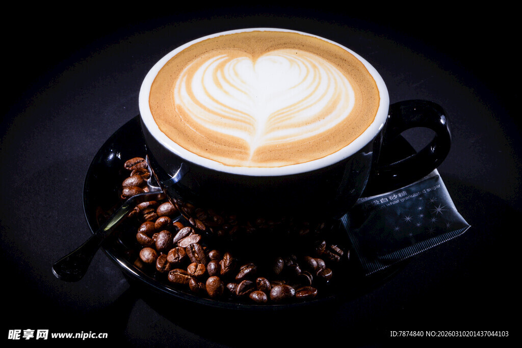 精美拉花咖啡与咖啡豆