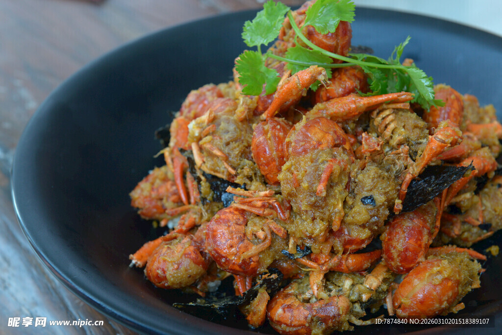 美味小龙虾盛于黑碗中