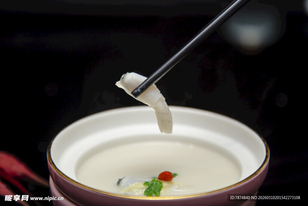 筷子夹起碗中食物