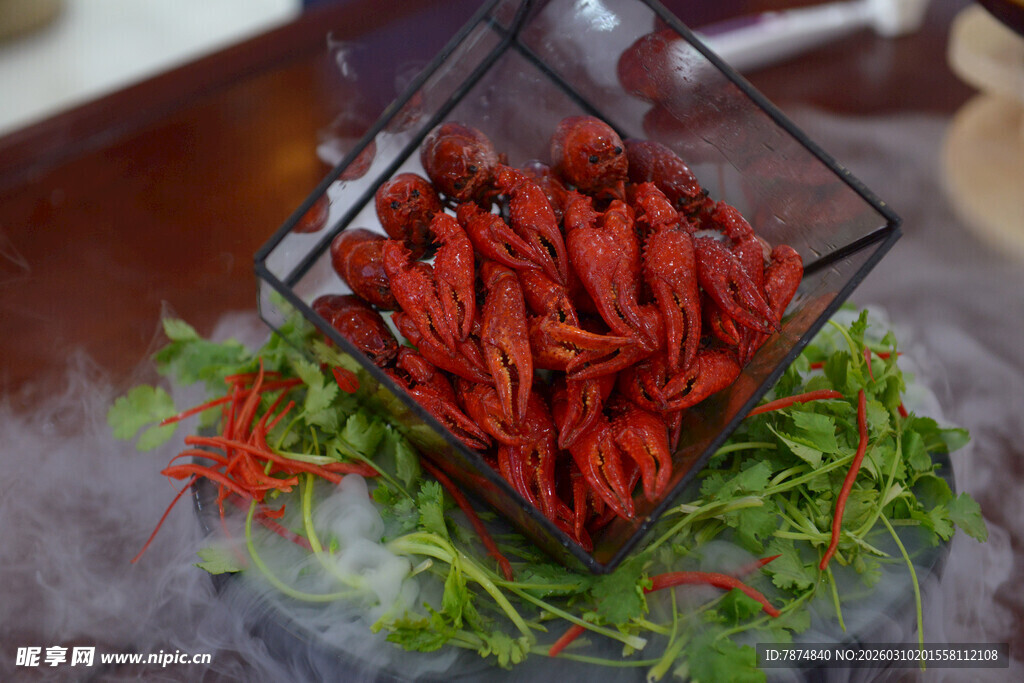 玻璃器皿中的鲜红枸杞