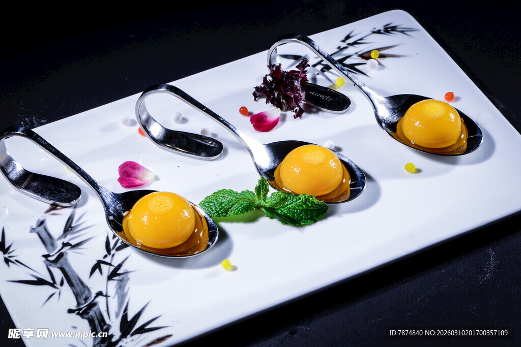 精致摆盘的美味甜点