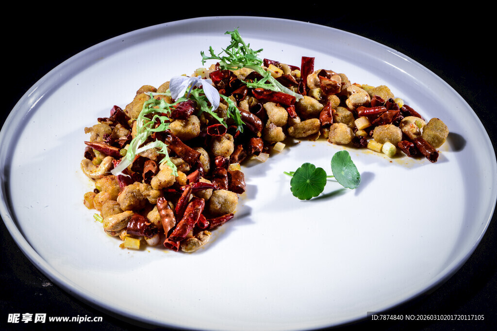 美味炒杂蔬摆放在白盘上