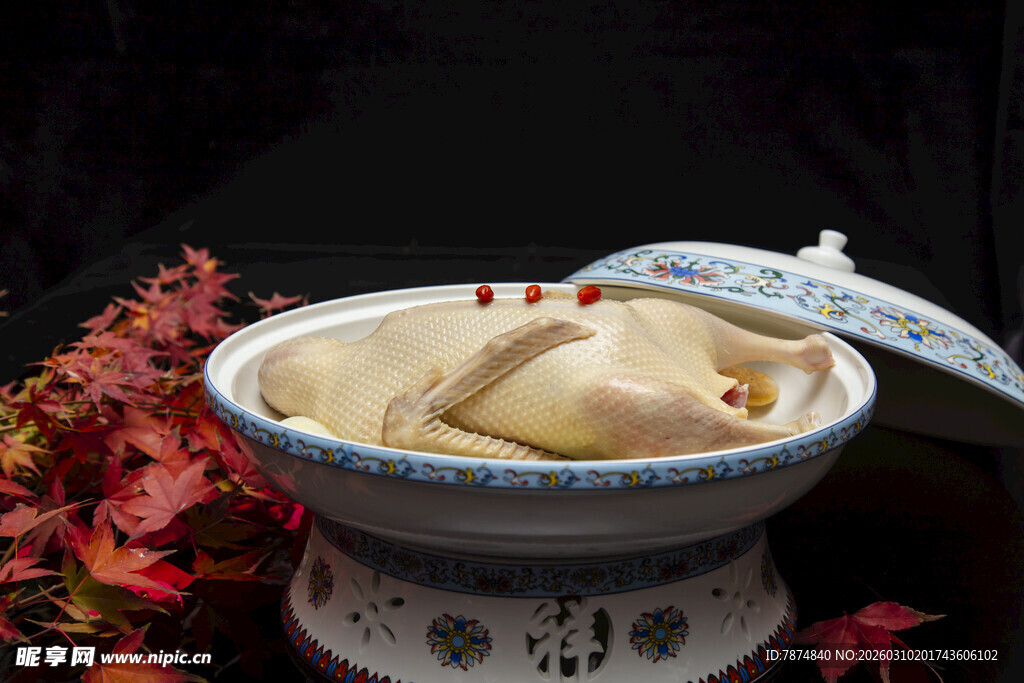 瓷碗盛白切鸡配红叶