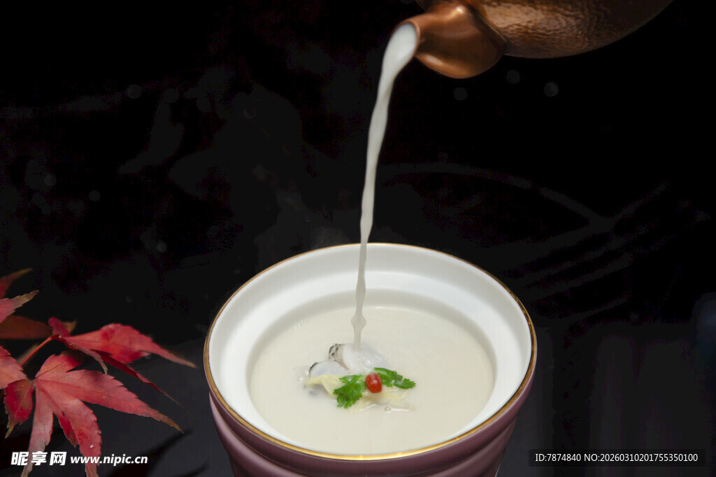 香浓粥品正被缓缓倒入碗中