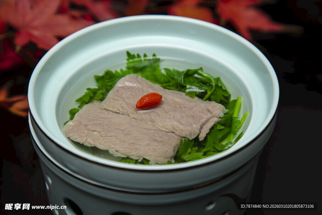 清蒸肉饼配绿叶枸杞