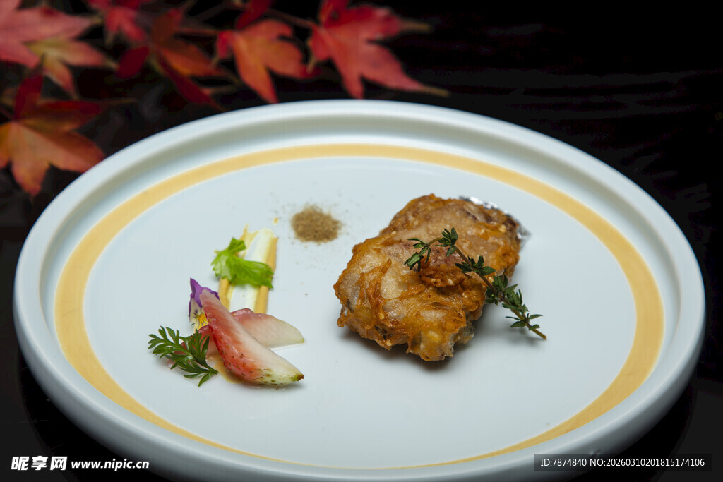 精致摆盘的美味炸物