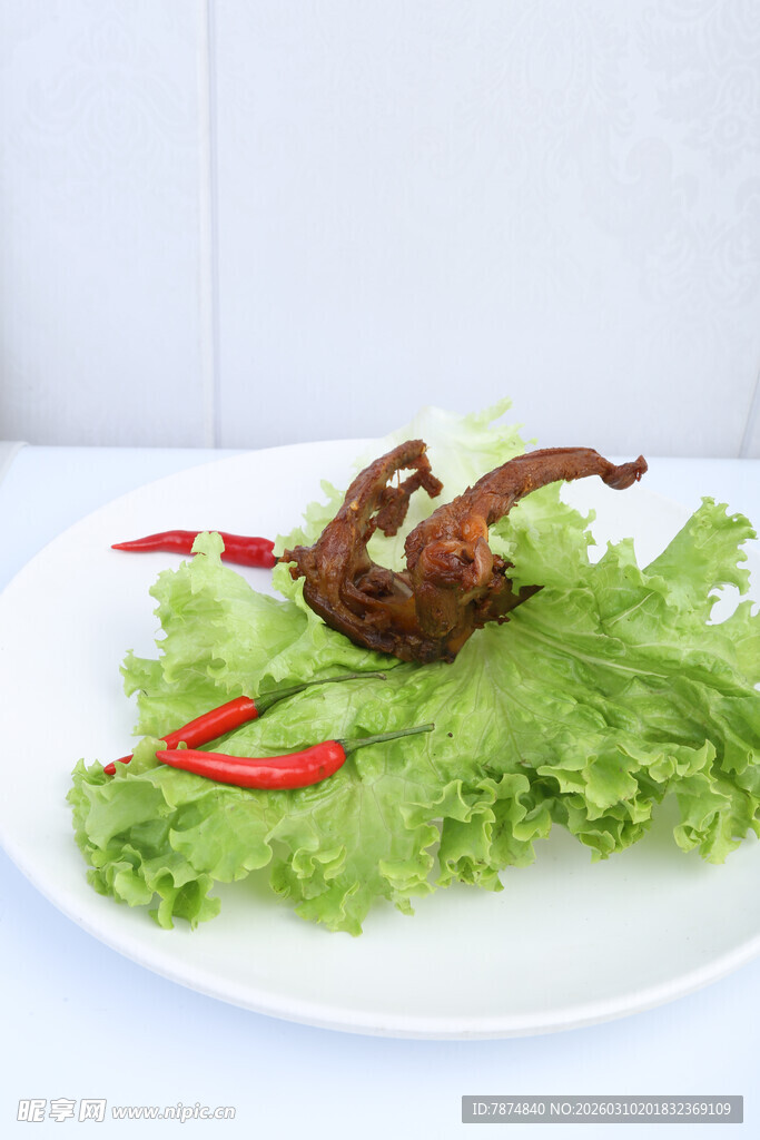卤鸭头配生菜与红椒