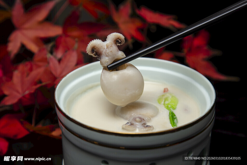 中式碗中精致汤圆配筷子