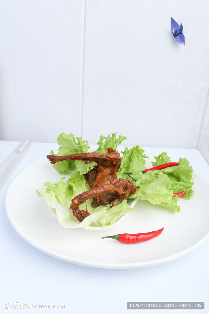 生菜配烤肉摆盘展示