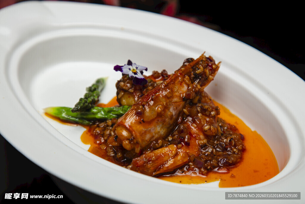 美味酱汁排骨摆于盘中