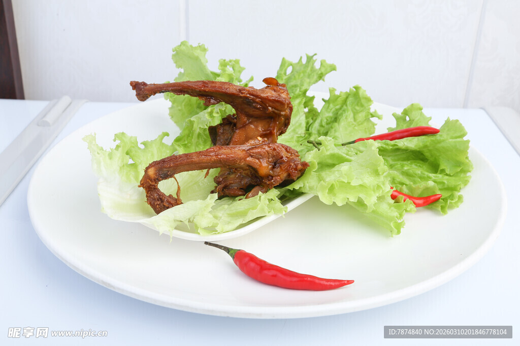 美味卤鸭掌配新鲜蔬菜