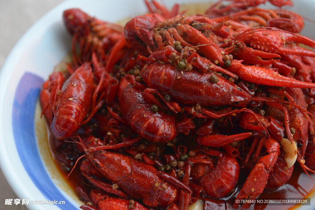 美味小龙虾盛于瓷盘之中