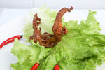 香辣鸭掌配生菜点缀