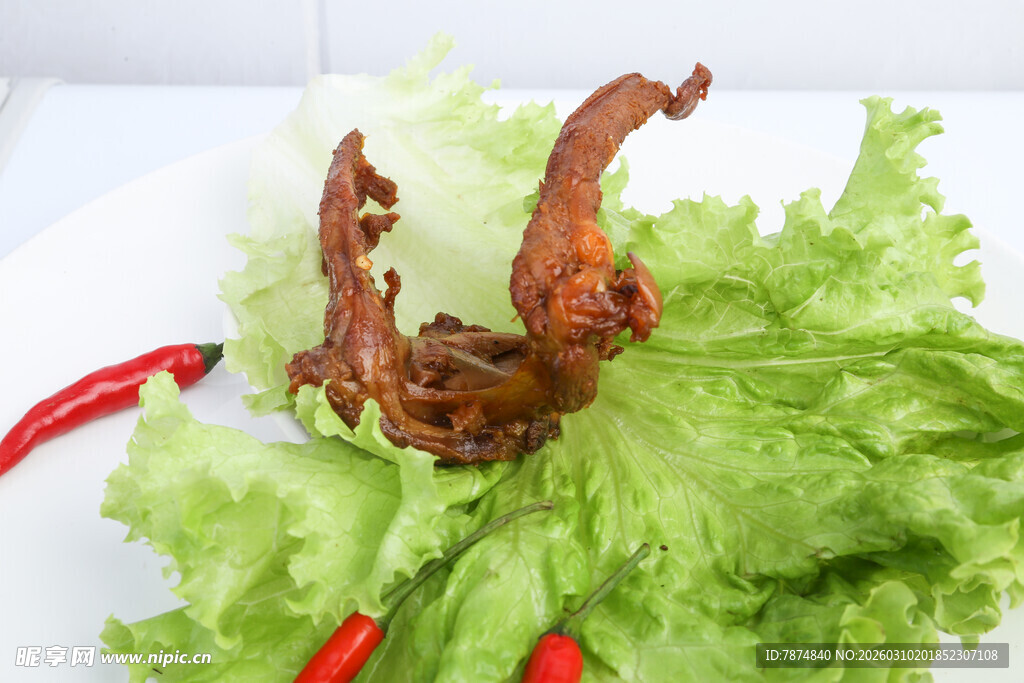 香辣鸭掌配生菜点缀