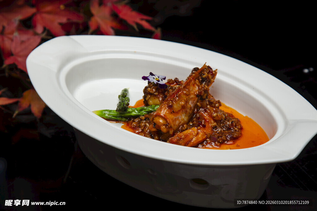 美味红烧排骨盛于白盘