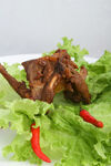 美味酱排骨配生菜辣椒