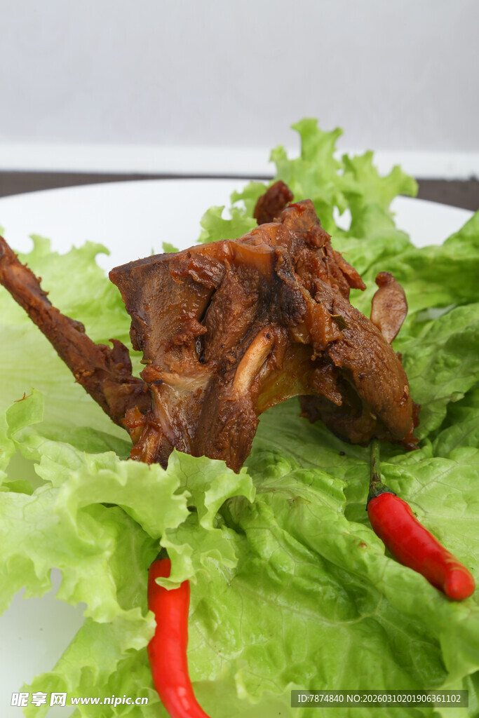 美味卤羊排配鲜绿生菜