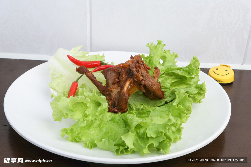 美味卤鸭锁骨配生菜