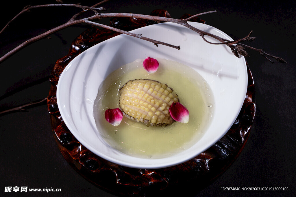 精致金箔汤品配玫瑰点缀