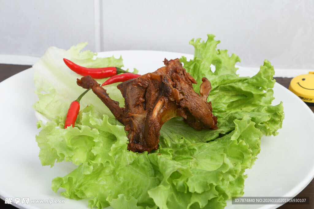 卤鸭锁骨配生菜辣椒