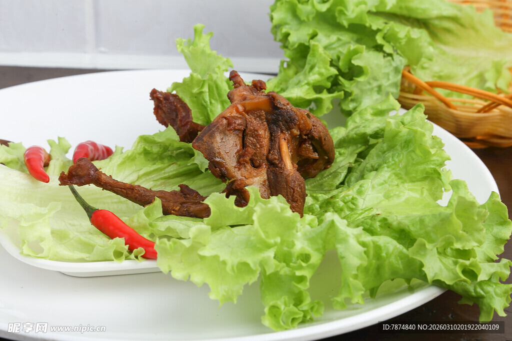 美味卤鸭掌配新鲜生菜