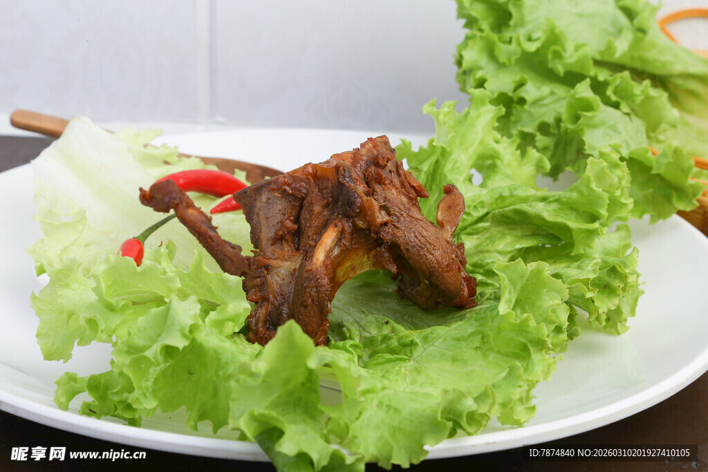 生菜上的美味卤味鸡爪