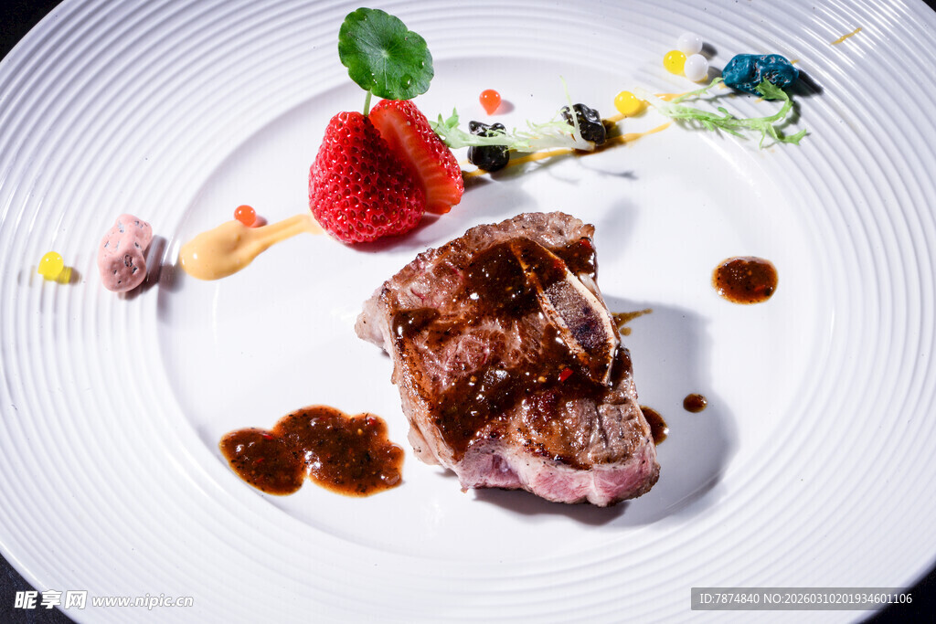 精致摆盘的美味牛排