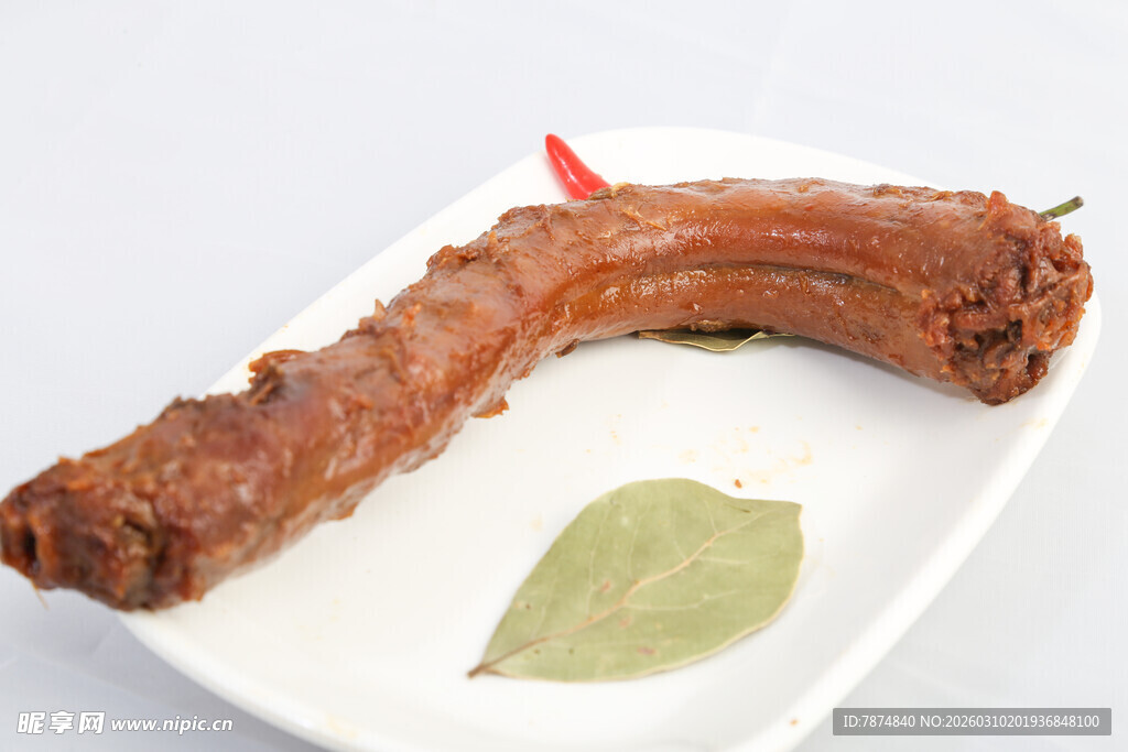 美味卤鸭脖 点缀香叶红椒