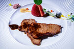 精致摆盘的美味牛排