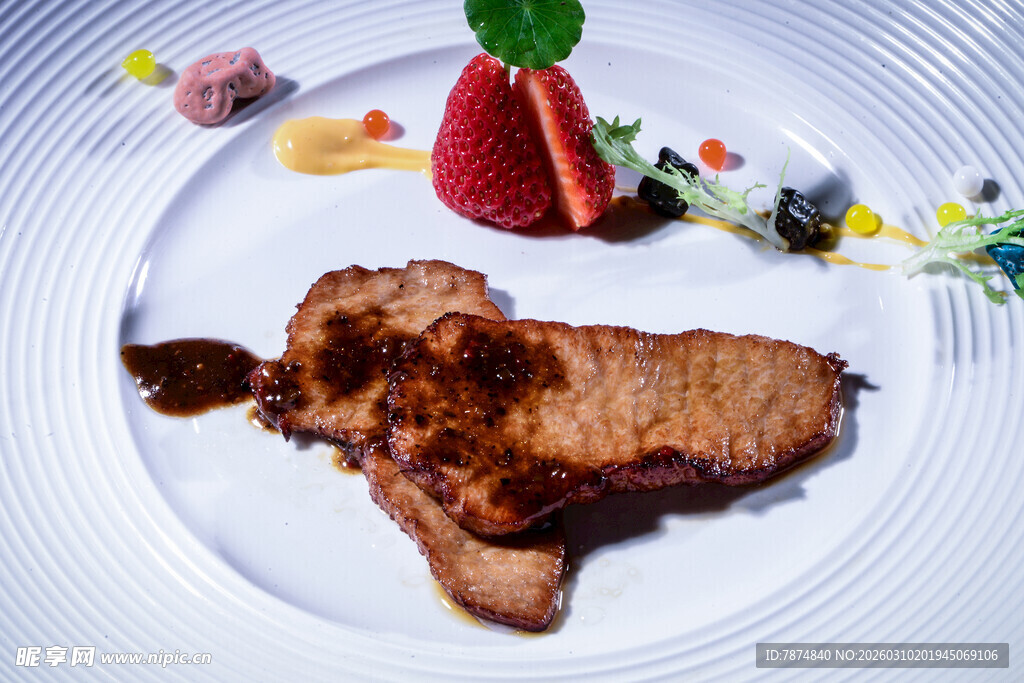 精致摆盘的美味牛排