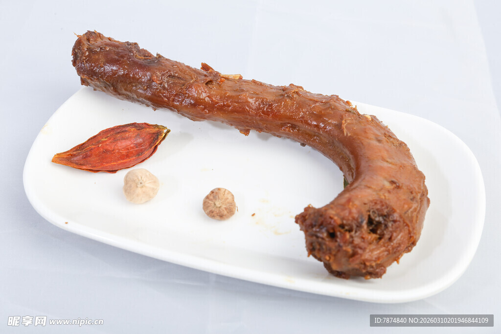 美味卤鸭脖配佐料