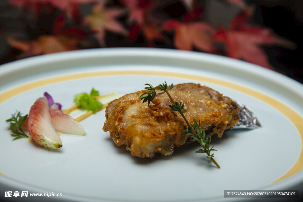 精致摆盘的美味煎鱼