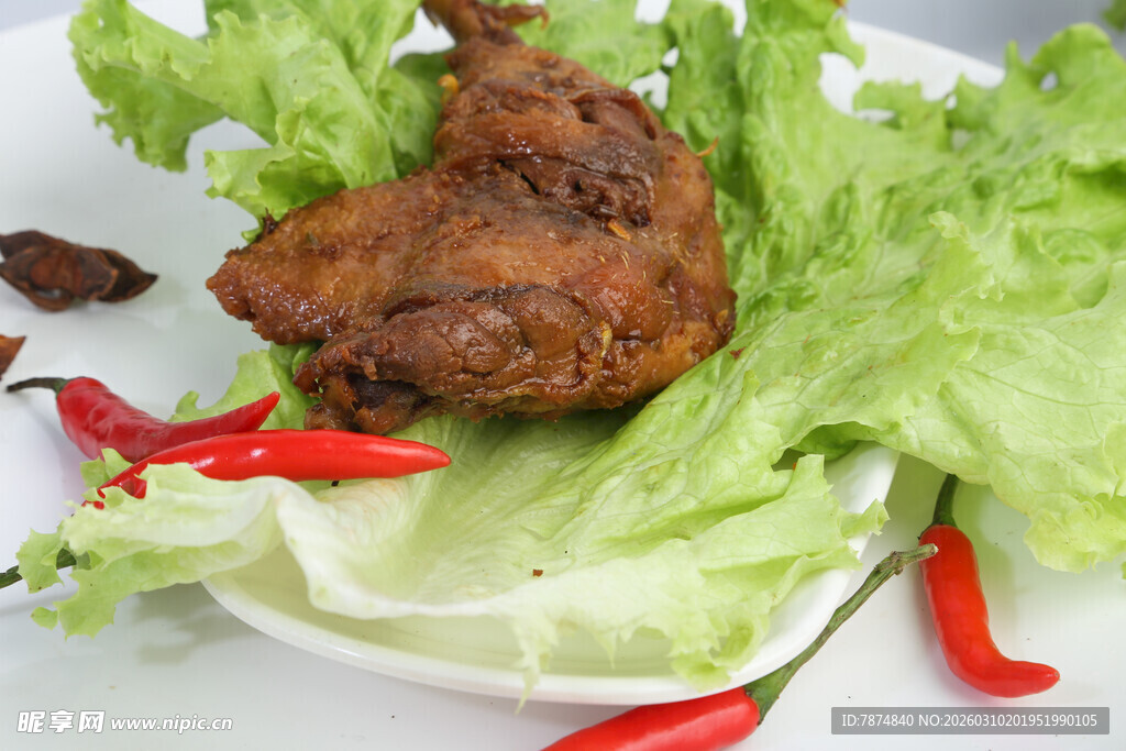 美味炸鸡腿配新鲜生菜