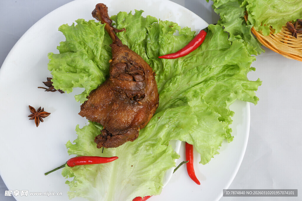 美味卤鸭腿配生菜辣椒