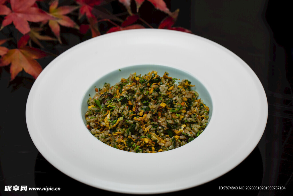 白色瓷碗中的绿色菊花