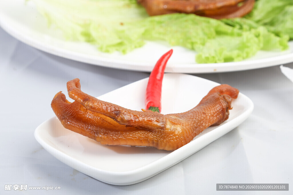 美味卤鸡爪 点缀红辣椒
