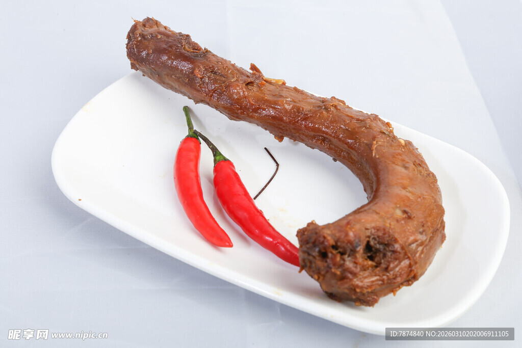 卤鸭脖配红辣椒