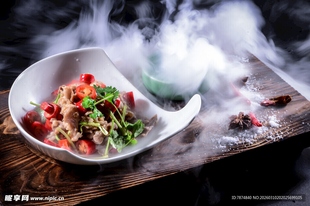 烟雾缭绕的创意美食摆盘