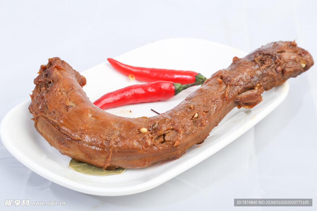 美味卤鸭脖配红辣椒