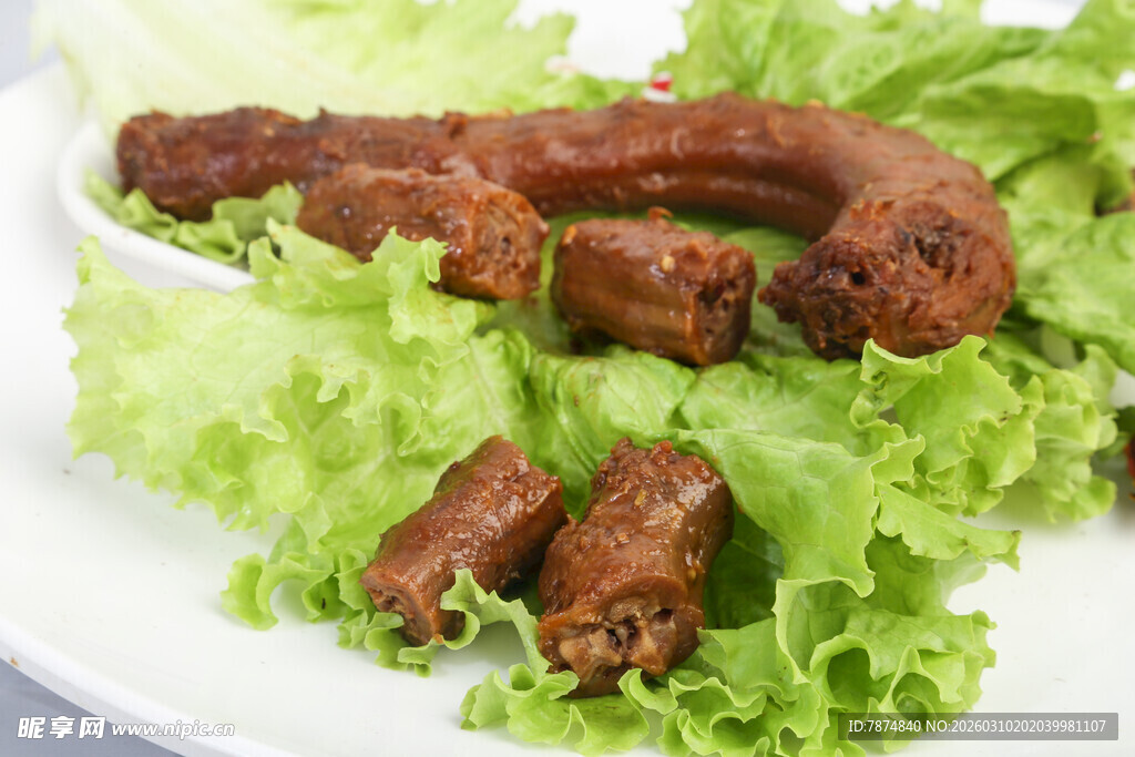 美味卤鸭脖摆于生菜上