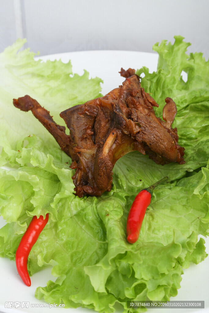 美味卤鸭架配生菜辣椒