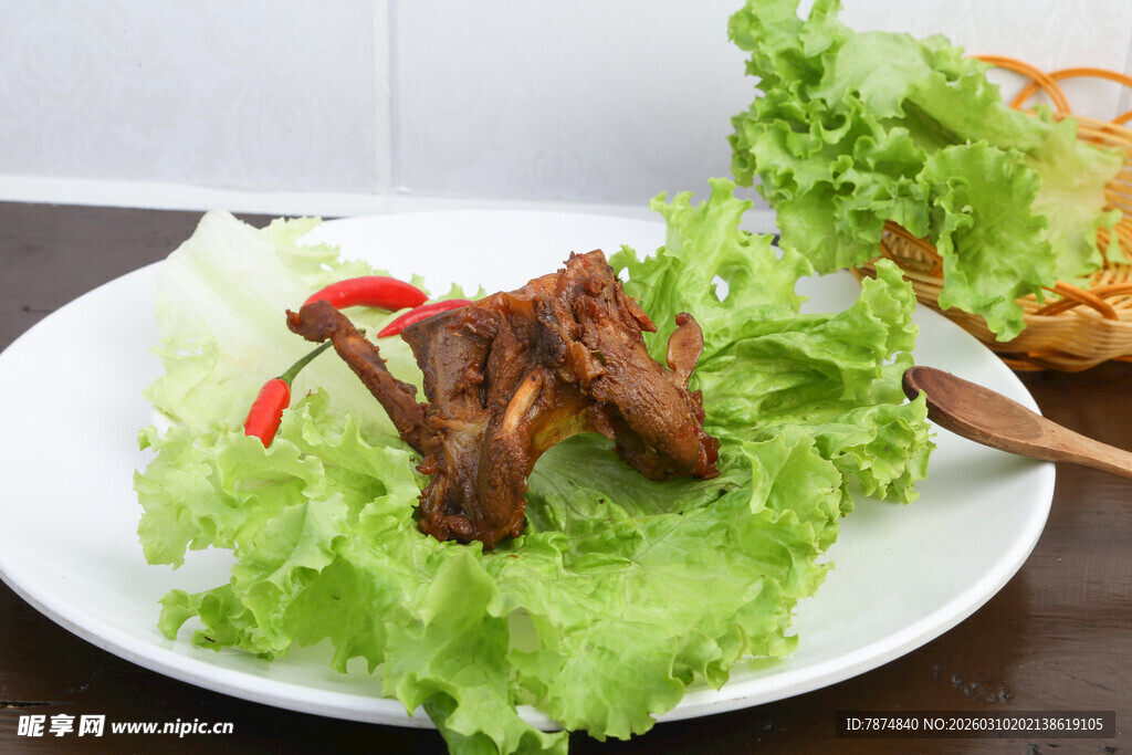 生菜上的美味烤排骨