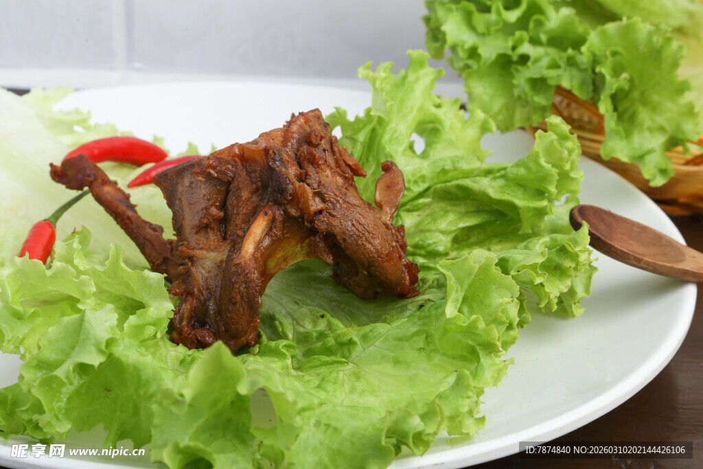 美味卤鸭架配新鲜生菜